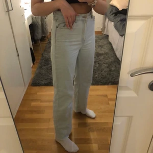 Jeans - blå - Säljer mina raka/vida, högmidjade- ljusblå jeans ifrån drdenim.💙💙tveka inte att höra av dig om du har någon fråga!