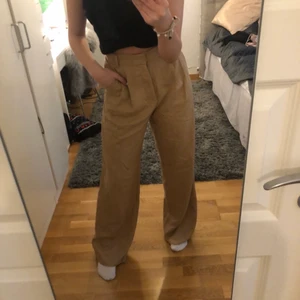 Kostymbyxor  - Säljer mina kostymbyxor från Zara. Skitsnygga och väldigt i benen🤎🤎(aldrig använda, lapp kvar.)tveka inte att höra av dig om du har någon fråga!