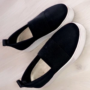 K.cobler sneakers  - Säljer mina k.cobler sneakers pågrund av att de inte passar mig. Använd dom bara 3 gånger, jätte bekväma och fina att ha till en fin outfit.  Skriv gärna vid intresse för flera bilder 