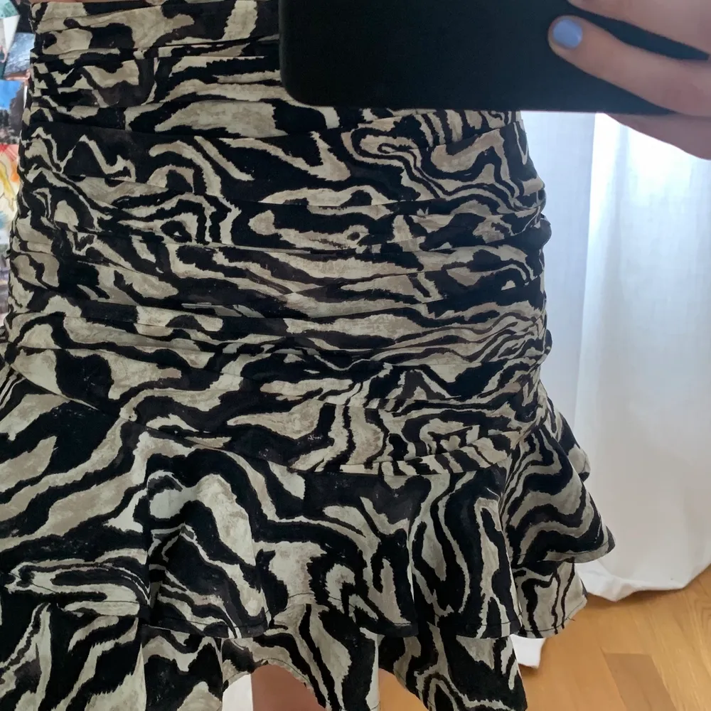 Säljer en zebra mönstrad volang kjol från H&M💕 Endast använd 2 ggr! Köpt för 400kr. Möts i sthlm eller så står köpare för frakt!. Kjolar.