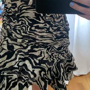 Säljer en zebra mönstrad volang kjol från H&M💕 Endast använd 2 ggr! Köpt för 400kr. Möts i sthlm eller så står köpare för frakt!