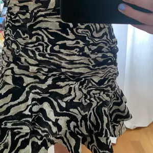 Säljer en zebra mönstrad volang kjol från H&M💕 Endast använd 2 ggr! Köpt för 400kr. Möts i sthlm eller så står köpare för frakt!