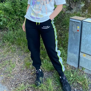 Madlady mjukisbyxor - Sköna och supercoola mjukisbyxor från Madlady (Lisa Anckarmans kollektion). Reflex längst sidorna. Fint skick! Text på vänster ficka: ”GAME CHANGER”     SAMFRAKTAR GÄRNA🌸