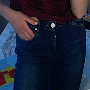 Jeans  - Säljer dessa blåa jeans! ALDRIG ANDVÄNDA! Såååå bra scick!😍😍älskar de kostar 30 kr! 12 frakt! De är i storlek 158-SMÅL! (Assar bäst i xs tror jag)