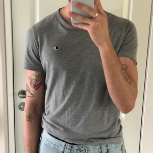 Champion T-shirt - Fin grå Champion T-shirt. Tipp topp skick! Köpare står för frakt 💓.