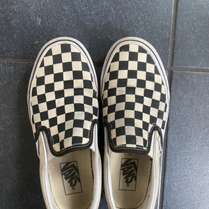 Rutiga Vans - Jättefina vans-skor! Väldigt fint skick 💛 Inga defekter på tex kanterna att det spruckit eller liknande 💛 nypris: 799kr 💛 mitt pris: 400 + frakt 💛 stolek 38