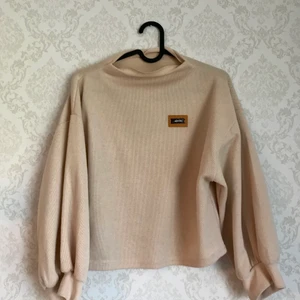 Snygg tröja  - Säljer en beige tröja med lite croppade ärmar. Tröjan är i sig lite croppad. Står ingen storlek men jag skulle säga S. 