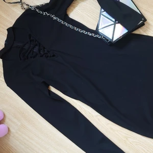 Svart klänning - super sexig svart klänning i gott skick. storlek M passar till S. 