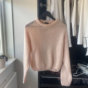 stickad tröja - Superfin ljus rosa stickad tröja, lite för liten för mig. Gillar den själv att använda till en ljus kjol 
