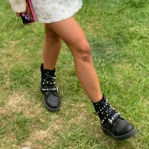 Boots - Säljer mina boots med nitar på då jag har flera olika boots. Skitsnygga till kjol och klänning. Det finns slitningarna på skorna men inget som märks långt ifrån, skriv för fler bilder! I mailet står det att jag beställt storlek 38 men på skorna står det 37 men har funkat för mig som vanligtvis har 38 🥰🥰