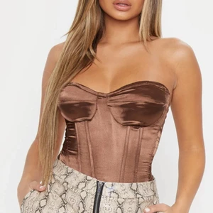 Brun Korsett  - Så snygg men för liten för mig tyvärr! Köparen står för frakten💜