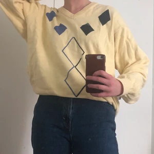 Mysig ljusgul stickad - Mysig ljusgul stickad tröja, passar till sommarkvällar!