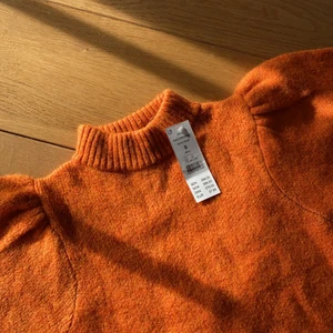 Stickad tröja  - De är nyskick!! Jag säljer de pga det är inte min stil och passformen ser inte så bra ut på mig ❤️ frakt tillkommer:))