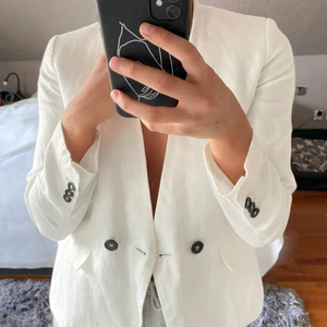 Kavaj - Vit blazer/ kavaj med svarta knappar i linne material men med foder under så den är vanlig ”kavajtjocklek”. Storlek S från Zara💘 bra skick 