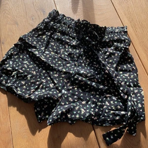 H&M shorts - Har använt det för bara en gång och säljer de pga jag har växt ut ur de❤️frakt tillkommer🥰