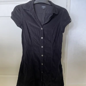 Manchester klänning 🖤 - Säljer min manchester klänning från Lindex, då den är lite för stor för mig. Den är lite skrynklig, men jag stryker såk klart innan leverans. Den är perfekt till hösten 🍂 Skriv örivat i chatten för fler bilder. Frakt tillkommer i priset!