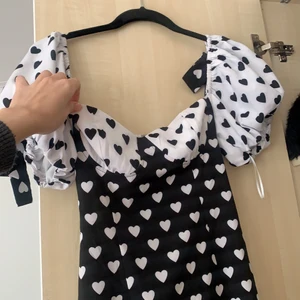 Hjärtklänning - Söt klänning med hjärtan på och dragkedja bak! Puffärmar och bara använd någon sommar :) 