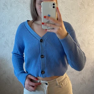 Stickad - Super fin stickad tröja med knappar, endast använd 1 gång så de är super bra skick