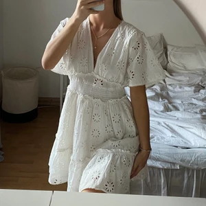 Vit sommarklänning - Säljer denna vita klänning, funkar till studenten eller bara till sommaren, prislapp kvar och köptes för 559kr💗💗💗💗