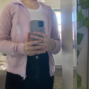 Lila kofta - En fin kofta/ziphoode från Cubus. Väldigt fint skick🌸