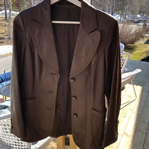 brun skinnjacka - Storlek 40, sitter oversized på mig som är en 34/36 i vanliga fall. Skit snygg men kommer tyvärr inte till användning längre så därför jag säljer. Kom gärna med bud om du vill ha annat pris! 