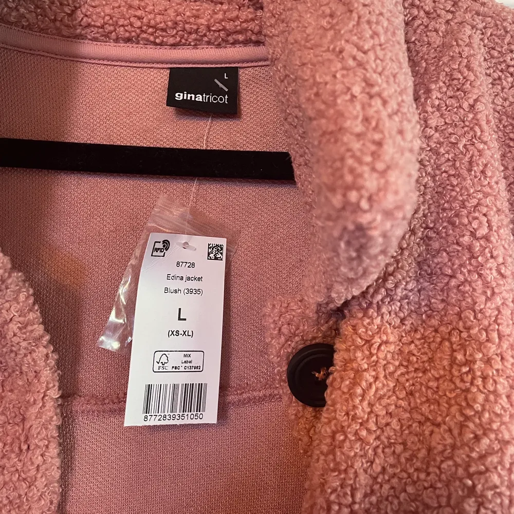 Perfekt vårjackan! Säljer då jag har för många jackor. Den är lite mer rosa irl. Aldrig använd, lappen kvar. Frakt tillkommer. Jackor.