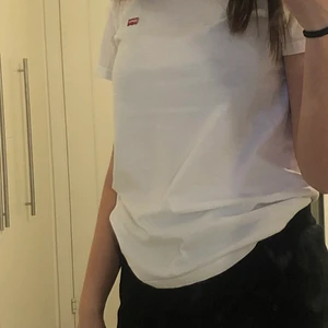 Levis T-shirt i storlek S - Tröjan är i bomullstyg och har Levis märket precis över bröstet. Använd Max 3 gånger.