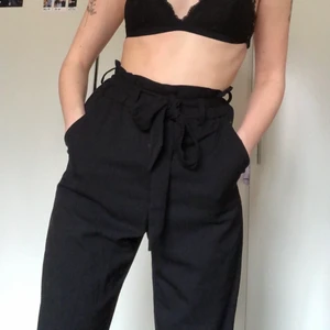 Kostymbyxor med snygg midja  - Så fina kostymbyxor med hög midja o ett band man kan knyta. Storlek 36 men passar mig som har 32-34. Använda typ 1-2 gånger så i princip nyskick! 