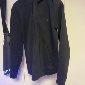 Hugo Boss Hoodie - Jättebra skick. Mer information / bilder fås privat. Priset kan diskuteras