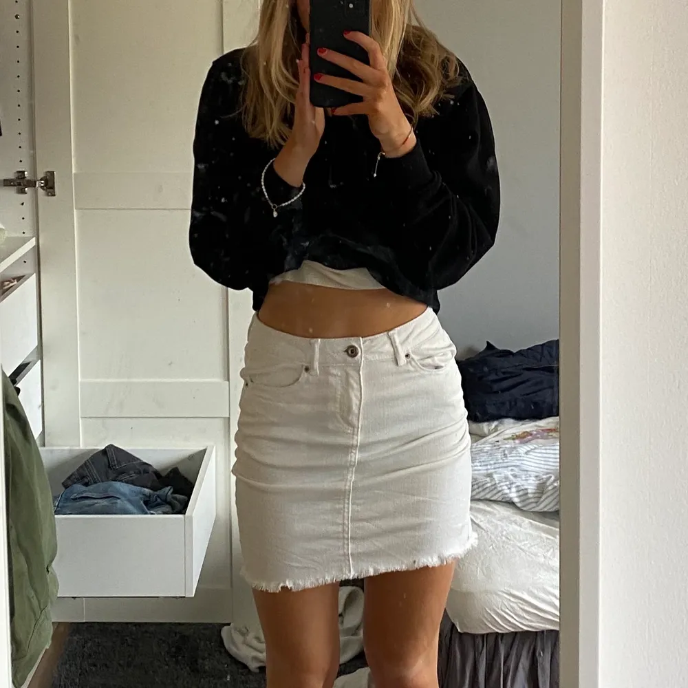 En vit jeans kjol perfekt till sommaren några fläckar som ni ser på sista bilden men inget man märker!!🥰. Kjolar.