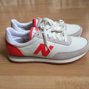 Oanvända New Balance sneakers, köpta i höstas. Färg beige, vit, grå, orange/röd. Strl 39