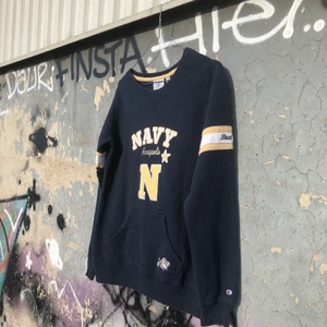 CHAMPION SWEATSHIRT!! 🌱🌱 - Sjukt snygg Champion sweatshirt från United states naval academy i Annapolis, Maryland. Riktigt många snygga detaljer. Tröjan är i bra skick och har inga direkta defekter. Tröjan är S men skulle säga att den snarare är en Xs. Det är bara att höra av dig om du undrar något! 🌱✌🏻
