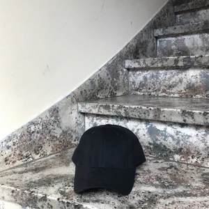 Svart keps - En helt vanlig svart keps som är justerbar och det finns 1x