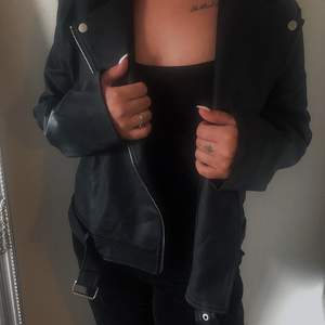 Skinnjacka ifrån Missguided  ”Black faux leather boxy biker jacket” i storlek 42! (Har en i 44 också) Helt oanvänd! 