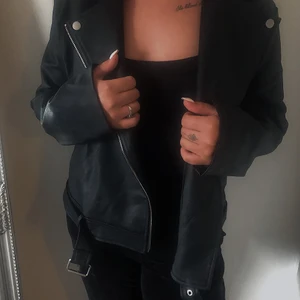 Skinnjacka missguided  - Skinnjacka ifrån Missguided  ”Black faux leather boxy biker jacket” i storlek 42! (Har en i 44 också) Helt oanvänd! 