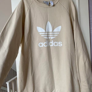 Adidas tröja - Knappt använd adidas tröja! Den är köpt från kill avdelning st M men den passar st L också! 300kr med frakt📦