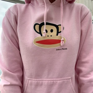 rosa paul frank hoodie - jättecool rosa paul frank hoodie!! ger lite y2k vibes <3 den är märkt som en S men den är väldigt liten i storleken så jag skulle definitivt säga att den är mer som en XS. hör jättegärna av dig vid frågor eller intresse!! köpare står för frakt💟