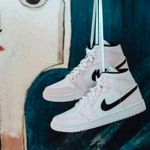 Jordan 1 Mid Barley Rose - Säljer nu några par Jordan 1 Mid Barley Rose! Finns i storlekarna 37,5 38,5 40 och 40,5. Alla paren är helt nya och givetvis äkta! Pris 2149kr! Bara skriva om man vill ha fler bilder eller undrar nått