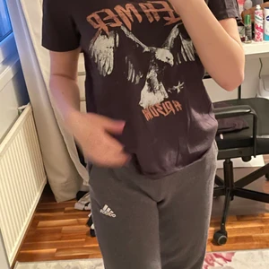 T-shirt från Gina  - T-shorts från Gina använd ett tiotal gånger, super fin och skön