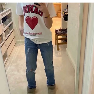 Jeans - Ett par as snygga jeans som aldrig är använda men köptes på plick men är inte använda så mkt av den tidigare äger så dom är så gott som i ny skick, om flera intresserade blir det budgivning, inte mina bilder skriv privat för egna