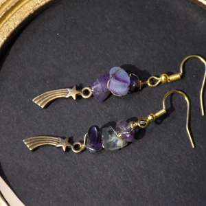 Örhängen kristaller  - Det finns bara en av varje par!!! Första paret är flourit och tredje mossagat och lapiz lazuli. Alla krokar är nickelfria! 