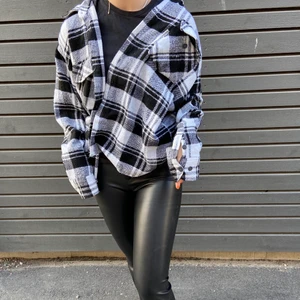 Overshirt - Rutig overshirt köpt förra året på beyond retro. Fungerar äcen som en jacka ish när väder tillåter.   Byxorna säljer jag också men de finns i annan annons! 