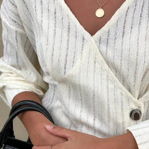 Härlig vit blus! - Älskar denna blus från Zara, använd fåtal gånger.