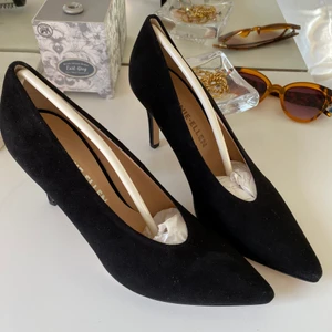 Drömklackar från Jennie-Ellen  - Helt nya klackar från Jennie-Ellen i storlek 36. Gjorda av italiensk läder och mocka.