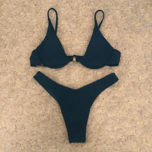 Bikini - Säljer denna mörkgröna bikinin som är så så fin! Jätteskön & fint material! Precis köpt så inte använd en endast gång så den är i gott skick💚💚💕 Säljer då den tyvärr är för liten för mig så den är ganska liten i storleken! 