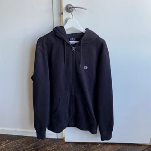 Champion kofta - Jättefin kofta från champion i fint skick, stl XL men sitter bra på mig som vanligtvis har M💓 köparen står för frakten