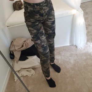 Militär-byxor storlek xxs - Militär mönstrade cargo byxor från MadLady i storlek XXS, men passar XS. (Jag är 160 cm lång). Säljes då jag inte använt dom på lägge och i princip glömt bort dom. Fint skick då dom är sparsamt använda! Kan både mötas upp eller skicka dom! 