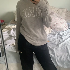 Gap hoodie  - En superfin GAP hoodie som jag aldrig har använt eftersom att jag redan har en likadan. Jag har storlek xs/ s och denna sitter oversized på mig så skulle säga att den motsvarar storlek m! (120+ frakt) 