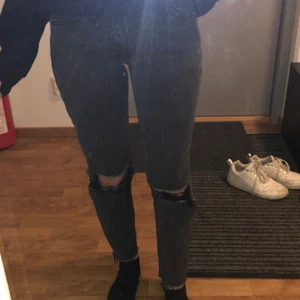 jeans - jeansen är inte skinny jeans. Säljer dom helt enkelt pga att dom ej passar mig så bra. kom privat för mer information! (kan tänkas sänka priset)