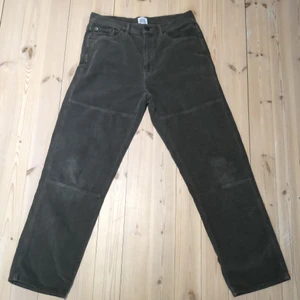 UO Manchesterbyxor w30l30 - Köpta på Urban Outfitters för runt 500:-. Perfekt skick. Säljer på brist av användning